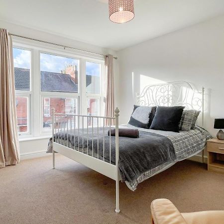 Spacious 2-Bed Apartment In Crewe By 53 Degrees Property, Ideal For Business & Professionals, Free Parking - Sleeps 3 Exterior photo
